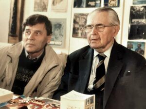 Vladimír Dobrovodský s Jestřábem v jeho klubovně (rok 1995)