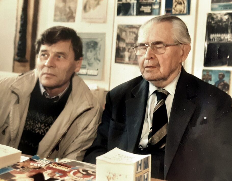 Vladimír Dobrovodský s Jestřábem v jeho klubovně (rok 1995)